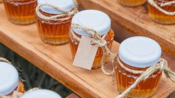 honey-glass-jars-wedding-souvenirs-sweets-bottled-honey-bees-stock
